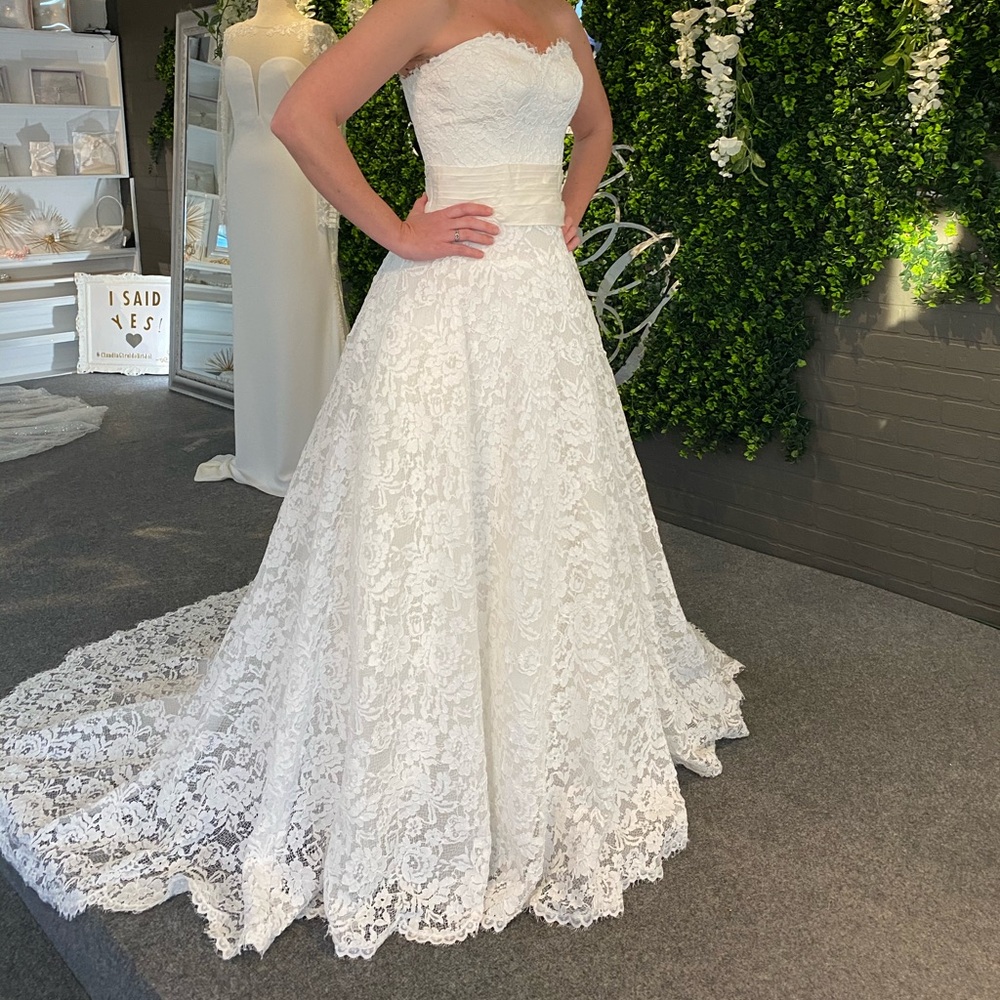 Strapless ivory vintage style Lace Wedding Dress
